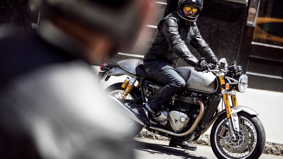 TU THRUXTON O BONNEVILLE T120 CON 1.000 € DE REGALO EN ROPA Y ACCESORIOS