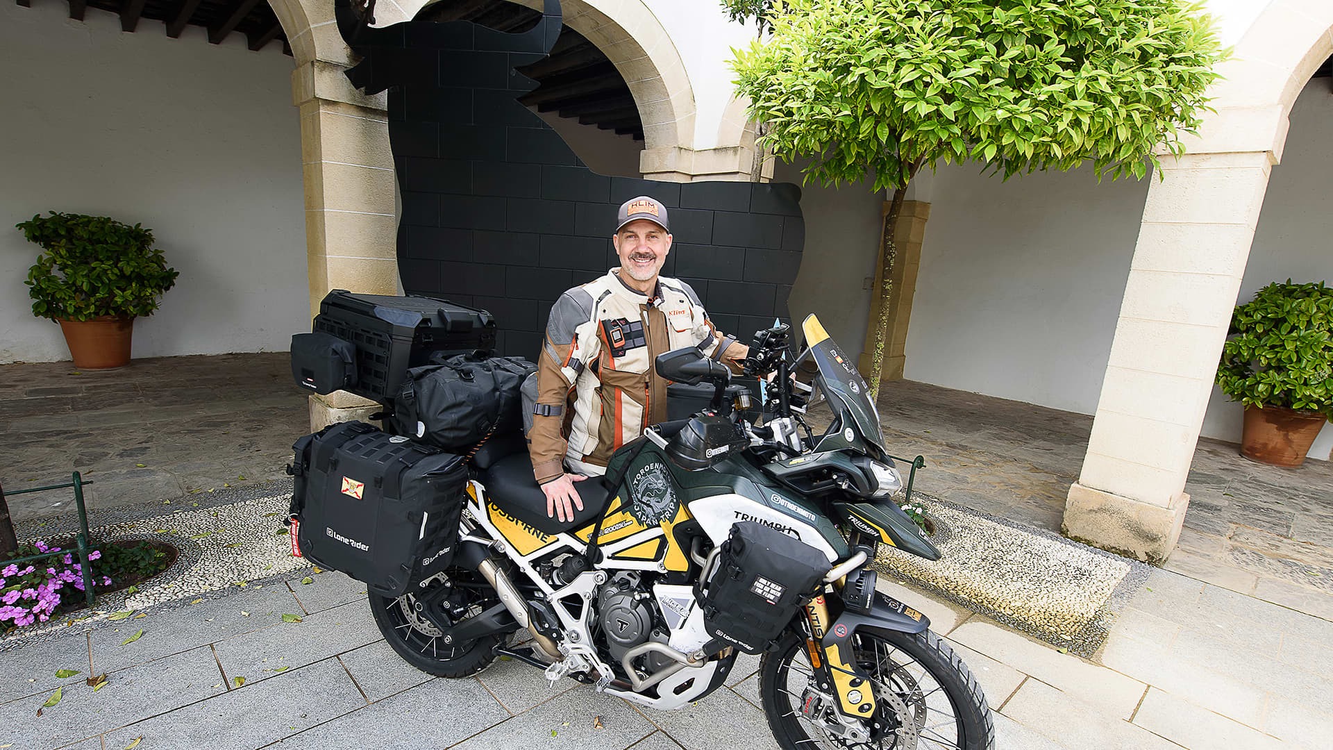 Una Triumph en el país del sol naciente: Julio Álamo culmina en Japón su aventura ToroEnMoto